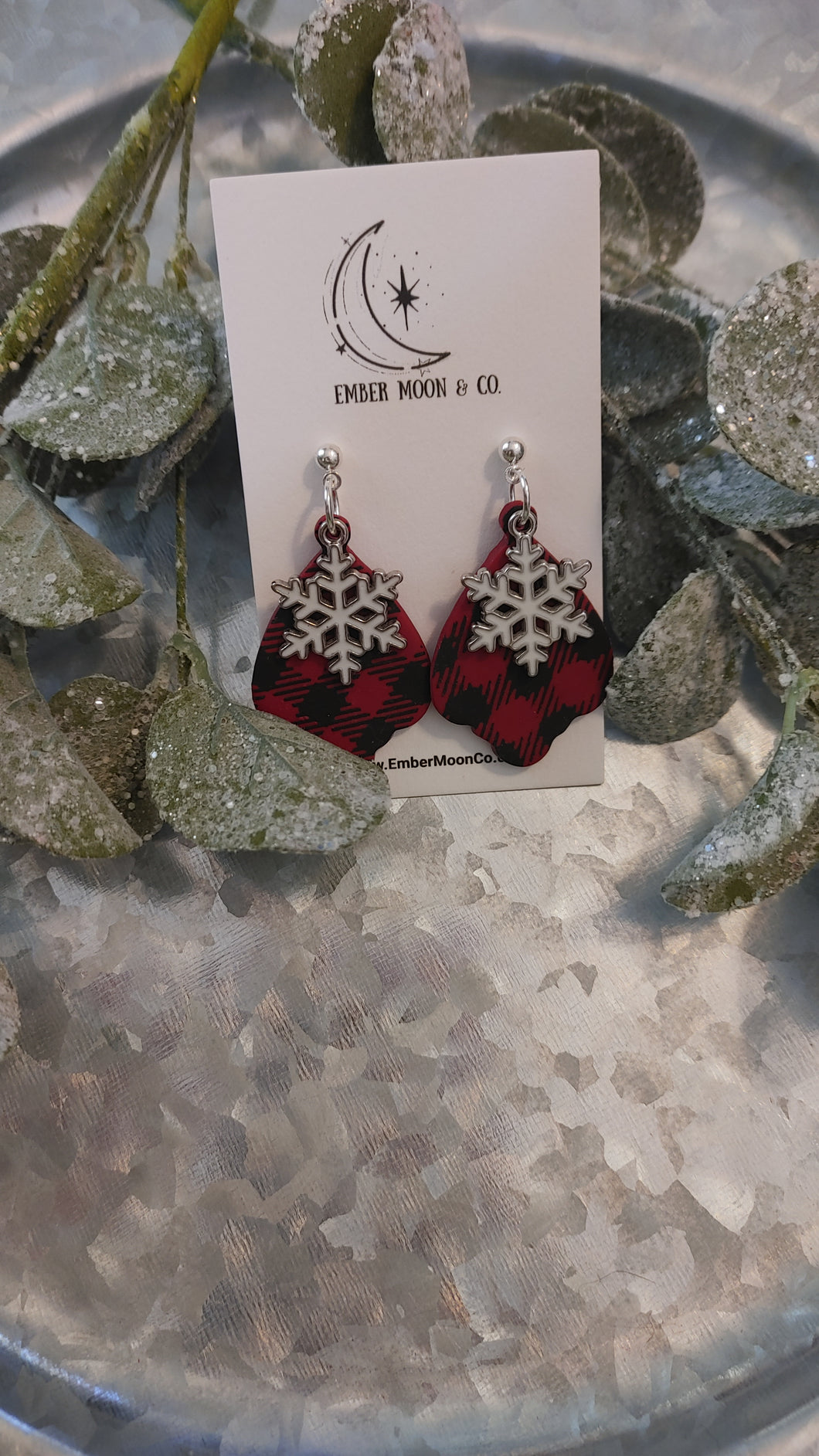 Scalloped tear drop w/snowflake